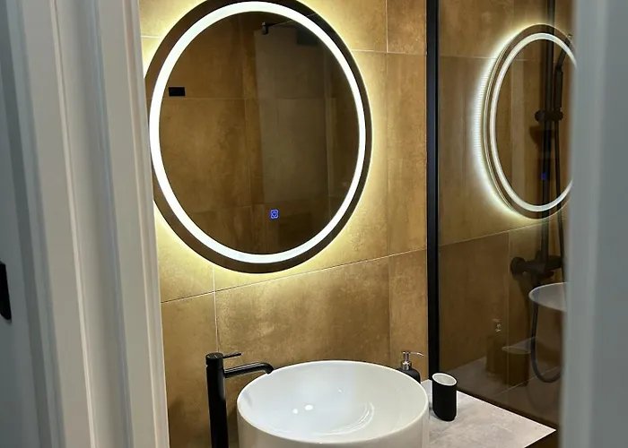 Cozy - Free Parking, Wifi & King-size Bed - Liman Iv *